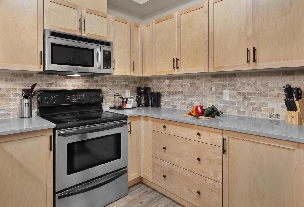 Newly Renovated Grizzly Lodge, Spacious 3Br 2Ba With Open Pool, Hot Tub Canmore Exterior foto